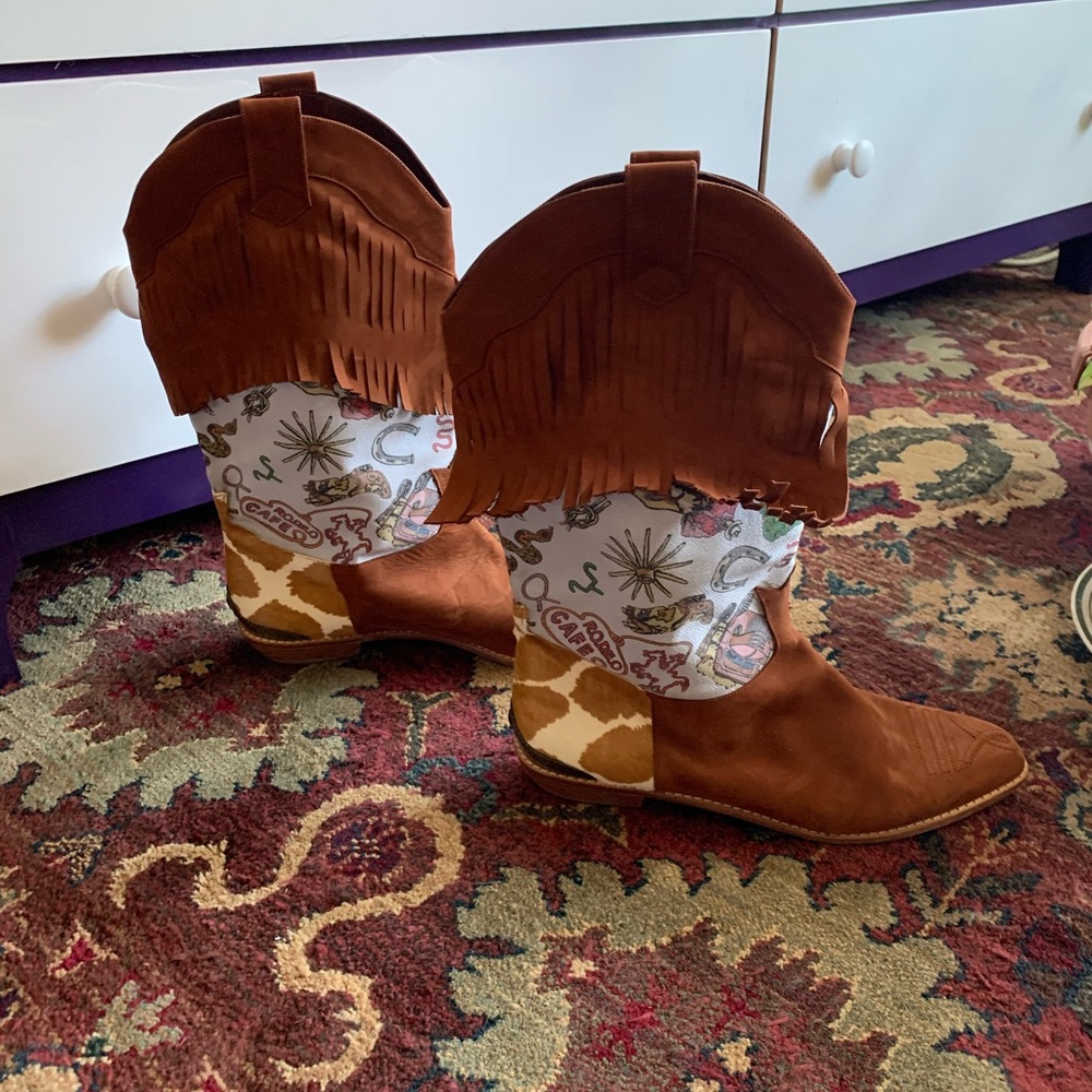 Adorable cowgirl boots,my mom is an 8.5